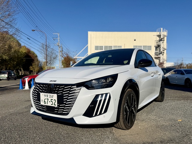 NEW PEUGEOT 208 HYBRID デビューフェア開催中